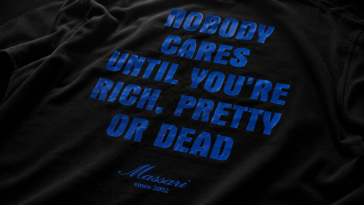 Massari Rich, Pretty or Dead Tee in Schwarz – Produktaufnahme