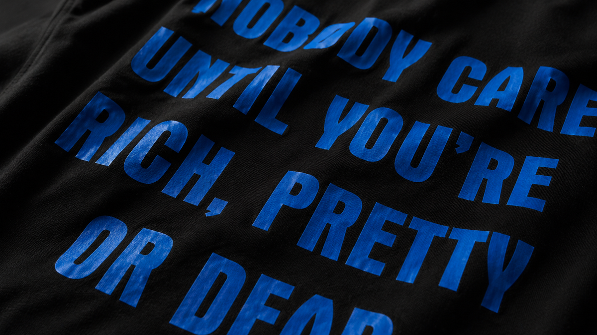Massari Rich, Pretty or Dead Tee in Schwarz – Detailaufnahme