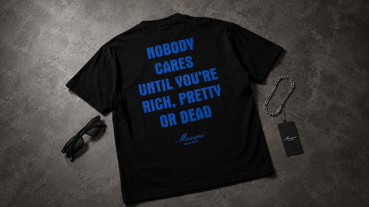 Massari Rich, Pretty or Dead Tee in Schwarz – Detailaufnahme
