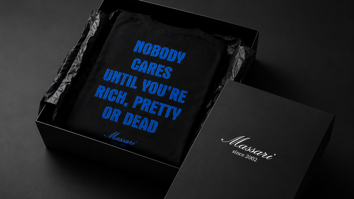Massari Rich, Pretty or Dead Tee in Schwarz – Detailaufnahme