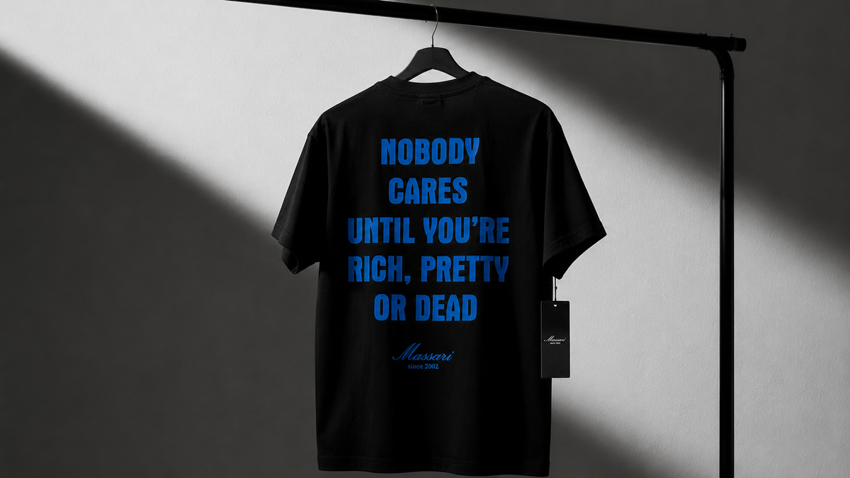 Massari Rich, Pretty or Dead Tee in Schwarz – Verpackung